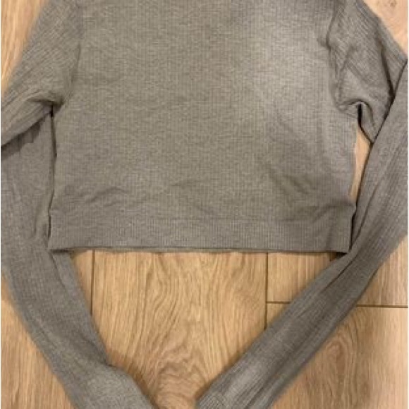 Lululemon crop top slightly used - Picture 2 of 3